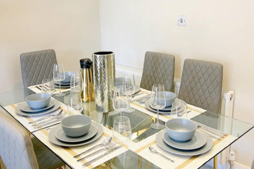 Langston House: 2 Bed, 2 Bath Luxury Apartment Hedgerley Экстерьер фото