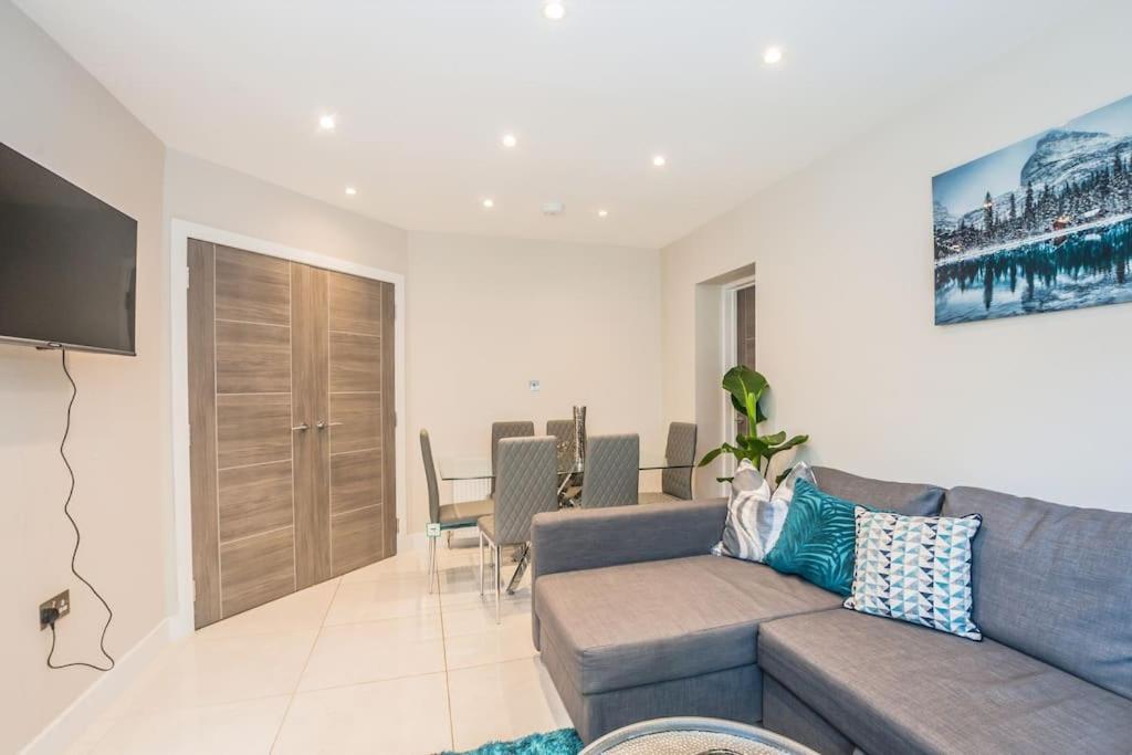 Langston House: 2 Bed, 2 Bath Luxury Apartment Hedgerley Экстерьер фото