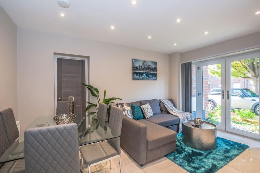 Langston House: 2 Bed, 2 Bath Luxury Apartment Hedgerley Экстерьер фото